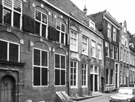 58607 Gezicht op de voorgevels van de huizen Hoogt 2 (links)- 10 te Utrecht.