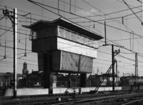 156525 Gezicht op het seinhuis post A bij het N.S.-station Utrecht C.S. te Utrecht.