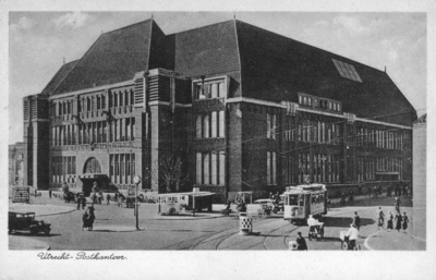 121966 Gezicht op de voor- en zijgevel van het Hoofdpostkantoor (Neude 11) te Utrecht, met rechts de Potterstraat.