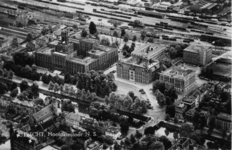 123947 Luchtfoto van de administratiegebouwen (HGB I, II en III) van de Nederlandse Spoorwegen aan het Moreelsepark te ...