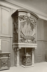 79710 Interieur van het Academiegebouw (Munsterkerkhof 29) te Utrecht: schoorsteenmantel in de senaatskamer.N.B. De ...