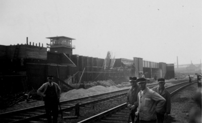 162563 Gezicht op de spoorwegwerken Amsterdam Oost, ter hoogte van het N.S.-station Amsterdam Muiderpoort, met op de ...