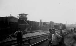 162563 Gezicht op de spoorwegwerken Amsterdam Oost, ter hoogte van het N.S.-station Amsterdam Muiderpoort, met op de ...