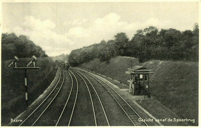 162630 Gezicht op de spoorlijn te baarn, vanaf de voetgangersbrug, met rechts het seinhuis en op de achtergrond een ...