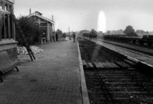 158518 Gezicht op de perrons van het tijdens de oorlog beschadigde N.S.-station Goor te Goor.