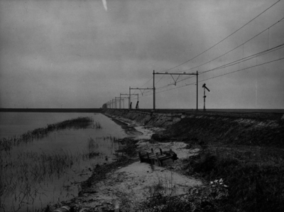 157050 Afbeelding van de weggespoelde baanlichaam van de spoorlijn tussen Lage Zwaluwe en de Moerdijkbrug, na de ...
