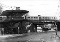 156216 Gezicht op het N.S.-station Arnhem Velperpoort te Arnhem met op het viaduct een diesel-electrisch treinstel DE 2 ...