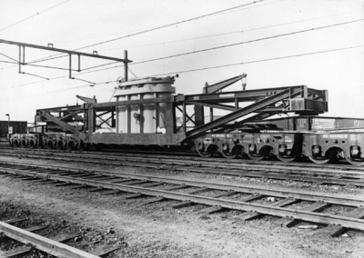 154075 Afbeelding van een kuilwagen met een transformator op het N.S.-emplacement te 's-Hertogenbosch.
