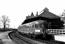 161008 Afbeelding van het diesel-electrische treinstel nr. 93 (DE 2, Blauwe Engel ) van de N.S. langs het perron van ...