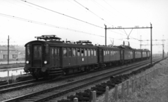 161047 Afbeelding van een electrische trein bestaande uit rijtuigen mat. 1924 ( Blokkendozen ) van de N.S. nabij ...