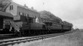 161393 Afbeelding van de stoomlocomotief nr. 5518 (serie 5500) van de N.S. met trein 3620 op het N.S.-station Zelhem te ...