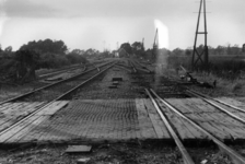 158523 Gezicht op het tijdens de oorlog vernielde emplacement (westzijde) van het N.S.-station Goor te Goor.