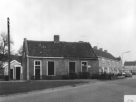 88190 Gezicht op de voorgevel van het pand aan het Haarpad te Vleuten (gemeente Vleuten-De Meern) met rechts op de ...