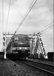 151868 Afbeelding van een electrisch treinstel mat. 1964 (plan T) van de N.S. op de Hembrug bij Zaandam.