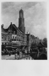 124480 Gezicht op de Vismarkt te Utrecht met op de achtergrond de Domtoren.