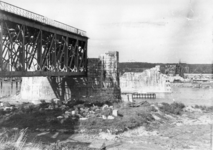 158055 Gezicht op de tijdens de oorlog vernielde spoorbrug over de Rijn bij Oosterbeek.