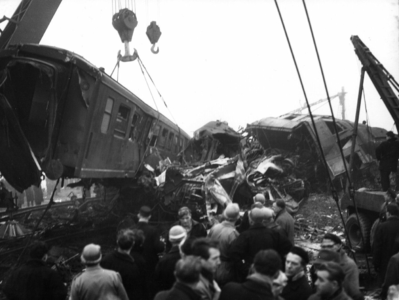 157534 Gezicht op de opruimingswerkzaamheden na de treinramp te Harmelen met in de takels het rijtuig B 6614 (plan E) ...