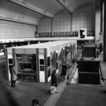 152605 Interieur van het N.S.-station Rotterdam C.S. te Rotterdam: de hal, met een stand van de Deutsche Bundesbahn (D.B.).