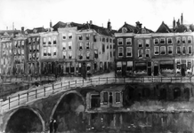 30455 Gezicht op de westzijde van de Oudegracht te Utrecht met de Hamburgerbrug en de voorgevels van de huizen aan ...