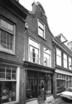 56153 Gezicht op de voorgevel van het winkelhuis Donkerstraat 23 te Utrecht.