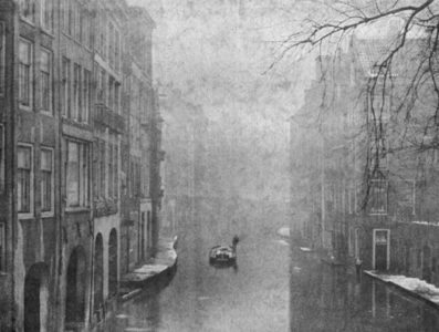 67151 Gezicht op de Oudegracht te Utrecht, in de mist; links de achtergevels van enkele huizen aan de Lijnmarkt en ...