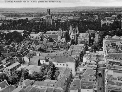 123802 Overzicht van een deel van de westelijke binnenstad van Utrecht, vanaf de Domtoren, uit het oosten; in het ...