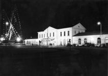 153825 Gezicht op de verlichte voorgevel van het N.S.-station Zwolle te Zwolle.