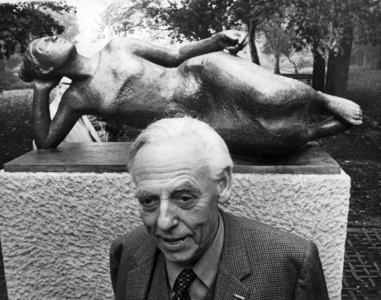 83154 Portret van de Amsterdamse beeldhouwer H. C. Wezelaar, tijdens de onthulling van zijn beeld Liggende ...