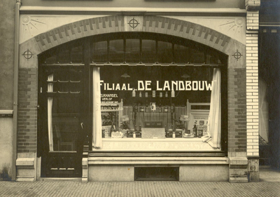 26116 Gezicht op de winkelpui van het filiaal van de melkinrichting De Landbouw (Korte Jansstraat 10) te Utrecht.