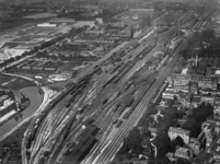 84693 Luchtfoto van het spoorwegemplacement te Utrecht, uit het zuidoosten.