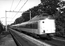 151967 Afbeelding van een trein bestaande uit electrische treinstellen Plan Z (ICM-0) van de N.S., rijdend langs het ...