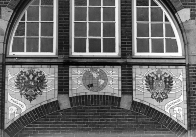 156155 Afbeelding van een tableau van sectieltegels aan de gevel van het N.S.-station Roosendaal te Roosendaal, ...