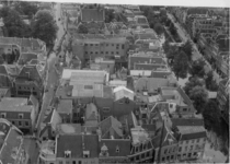 84421 Overzicht van een gedeelte van de stad Utrecht, vanaf de Domtoren naar het Zuiden met rechts de Oudegracht, ...