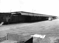 164017 Gezicht op de nieuwe goederenloods bij het N.S.-station Zwolle te Zwolle.