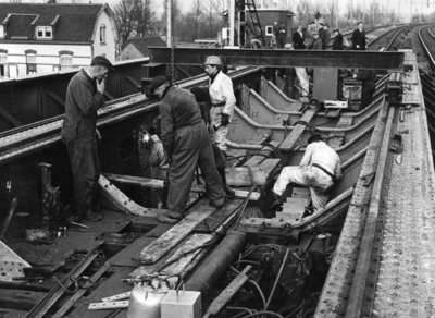 155506 Afbeelding van de herstellingswerkzaamheden aan de Gouwebrug te Gouda na een ontsporing.