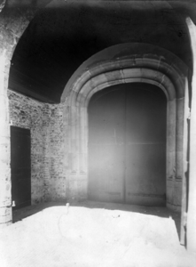 81802 Gezicht op het zuidportaal van de Buurkerk (Buurkerkhof) te Utrecht, uit het zuidoosten.