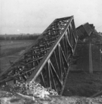 158308 Gezicht op de tijdens de oorlog vernielde spoorbrug over de Waal bij Zaltbommel, vanaf het noordelijke landhoofd.