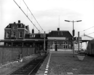 150289 Gezicht op het perron en de achterzijde van het N.S.-station te Enkhuizen.