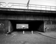 71663 Gezicht in het tunneltje van het spoorviaduct tussen de Turfstraat (voorgrond) en de Schutstraat.