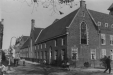 77502 Gezicht op de voorgevel van het Bartholomeïgasthuis (Lange Smeestraat 40) te Utrecht, vanuit het noordwesten.