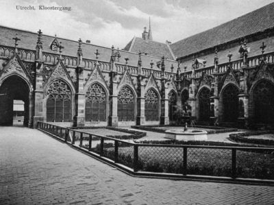 123806 Gezicht op de zuidoosthoek van de kruisgang van de Dom te Utrecht uit het westen.