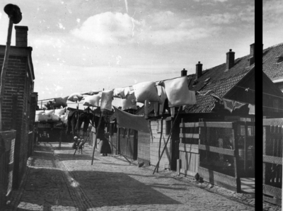 5577 Gezicht in een steeg met lijnen vol wasgoed te Spakenburg (gemeente Bunschoten).