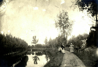 6432 Gezicht op de Lange Linschoten en de Noord-Linschoterdijk te Snelrewaard bij Van de Dool , met enkele poserende ...