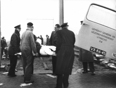 157533 Afbeelding van het afvoeren van een slachtoffer van de treinramp te Harmelen.