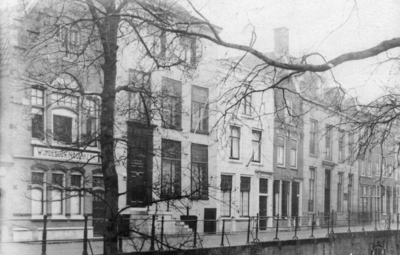 120822 Gezicht op de panden Nieuwegracht 87-lager te Utrecht.