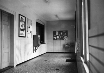 152528 Interieur van het N.S.-station Meerssen te Meerssen: hal met loket.
