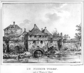 36717 Gezicht over de stadsbuitengracht op de stadswal te Utrecht met de uitmonding van de Plompetorengracht en rechts ...