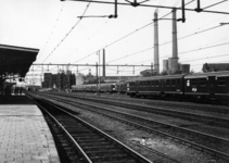 154852 Gezicht op het emplacement bij het N.S.-station Heerlen te Heerlen met rijtuigen plan E en electrische ...