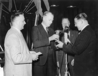 121902 Afbeelding van de uitreiking door burgemeester jhr.mr. C.J.A. de Ranitz van Utrecht van een prijs voor de best ...