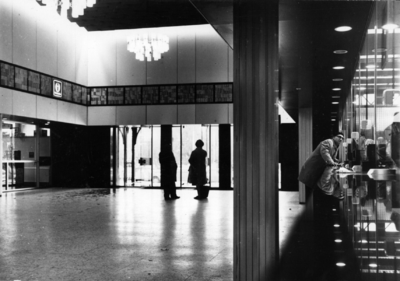 155110 Interieur van het N.S.-station Groningen te Groningen: hal met loketbalie.